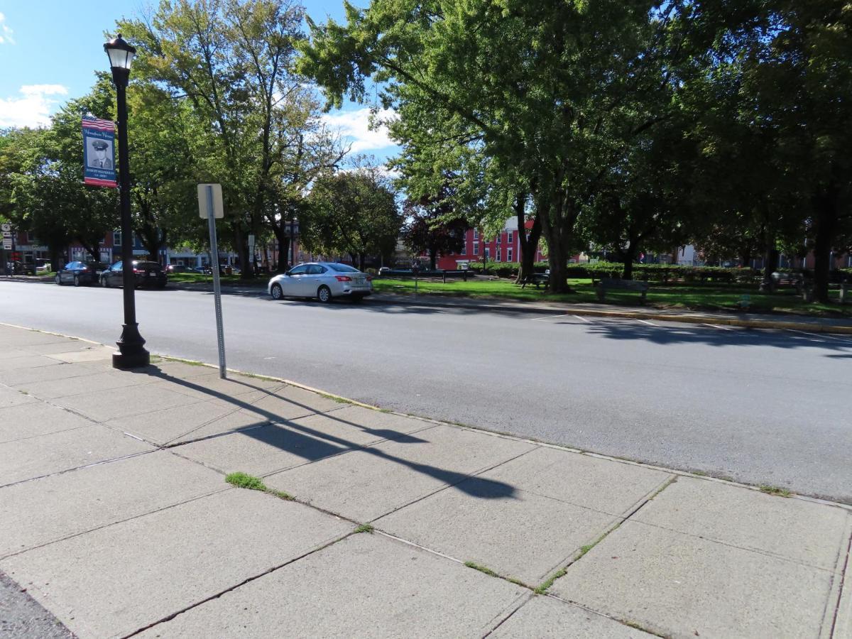 St Charles Hotel Downtown Hudson Exterior foto